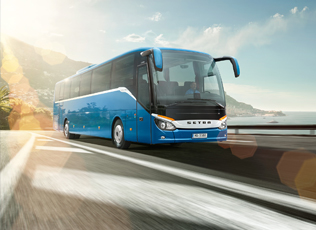 Fahrender Bus mit Sonne im Rücken